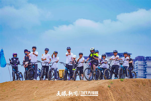 图片7  “老法”和参与贵州小轮车队选拔的骑手合影.jpg